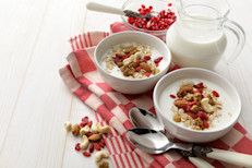 Es muy sencillo consumir bayas de goji, que, al igual que con cualquier otro fruto seco, puedes incorporarlas a tus batidos, yogures o ensaladas. Incluso puedes usarlas para sumar dulzor en tus comidas. Lo especialistas indican que lo importante es mezclarlas con alimentos complementarios, como avena, arándanos, nueces, rúcula o tomates, para desarrollar una dieta sana y equilibrada.