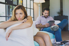 Los cambios hormonales pueden producir reducción del deseo sexual, disfunción eréctil, menos erecciones espontáneas, infertilidad y, en algunos casos, reducción de los testículos. Otras posibles señales son trastornos del sueño (insomnio, somnolencia), aumento de peso, inflamación en las mamas y pérdida de vello corporal.