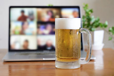 Beber demasiado alcohol puede contribuir al aumento de los niveles de azúcar en sangre, y afectar la calidad de vida de las personas con diabetes. Los profesionales recomiendan que en caso de beber sea hasta dos tragos diarios para los hombres y uno para las mujeres. Un trago equivale aproximadamente a un vaso de cerveza, una copa de vino o una medida de bebida destilada.