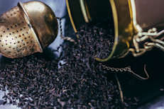 Existen estudios que vincularon las propiedades antiinflamatorias y antioxidantes del té negro con una mejor salud cutánea. Los enjuagues de té negro pueden aplicarse sobre el rostro y mejorar la humedad y brillo de la piel. También funciona como un remedio efectivo contra la piel seca y las manchas de la edad e incluso existe evidencia que vincula su consumo con un menor riesgo de cáncer de piel.