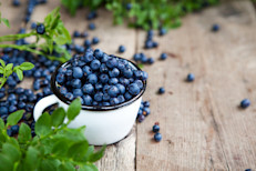 Los arándanos son considerados superalimentos, ya que ayudan a prevenir la demencia y enfermedades cardíacas, combaten el daño de la membrana celular y retrasan el envejecimiento prematuro, todo gracias a sus propiedades antioxidantes. También estimulan la producción de dopamina, involucrada en la memoria, coordinación y el bienestar.