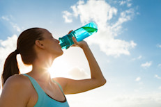 Cuanta más agua se retiene, más agua necesita el cuerpo
para diluir la sal de los tejidos y eliminarla en la orina. La recomendación básica es beber ocho vasos de agua al día, pero tampoco conviene abusar, ya que el exceso de agua también puede hinchar tu estómago y dilatarlo. 