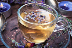 Otra forma de disfrutar los beneficios de la lavanda es mediante su infusión. Este té se prepara con los cogollos de la lavanda, tanto seca como fresca. Tiene una importante concentración de minerales, puntualmente de hierro y calcio, de vitaminas, especialmente la A, y de compuestos antioxidantes. Por este motivo, se asocia su consumo con las siguientes bondades: