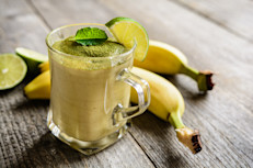 Al contener altos niveles de carotenoides como provitamina A, betacarotenos y alfa carotenos, las bananas también cumplen un rol protector contra enfermedades crónicas, incluyendo ciertos tipos de cáncer, enfermedades cardiovasculares, renales y diabetes. Incluso existen investigaciones que hallaron que sus antioxidantes mejorarían la salud de los ojos.