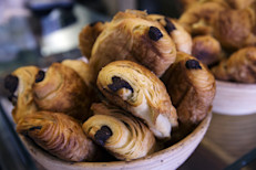 Muchas veces se cree que para controlar la ingesta de azúcar solo se debe evitar la azúcar agregada, por ejemplo, al momento de preparar el café, té, o jugos. Sin embargo, el azúcar es un ingrediente tan común en los alimentos que consumimos, que muchas veces puede ser difícil de identificar. Comúnmente se halla en comida rápida, jugos industriales, productos horneados con gluten, dulces, y otros refrigerios procesados.