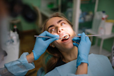La salud bucal no solo es importante para tu estética, sino también para tu salud general. Una mala higiene bucodental tiene repercusiones que van más allá de las caries y el mal aliento, ya que también puede causar dolor e incomodidad para comer y hablar, problemas respiratorios y cardíacos (por el ingreso de bacterias de la boca en el torrente sanguíneo), diabetes, y malestar digestivo.