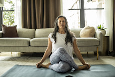 El control del estrés es crucial para mantener un equilibrio hormonal adecuado, ya que el estrés crónico puede afectar negativamente al sistema digestivo, al desencadenar respuestas inflamatorias y desequilibrar la microbiota intestinal, lo que puede conducir a problemas como el síndrome del intestino irritable. Practicar técnicas de manejo del estrés, como la meditación o el yoga, y dormir correctamente, pueden ayudar a prevenir complicaciones a largo plazo. 