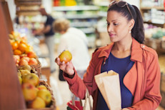 Si. Muchas frutas son mucho más grandes que las porciones recomendadas. Eso puede hacer que tus calorías diarias y carbohidratos totales, se acumulen rápidamente. "Una porción de fruta ideal (manzana, naranja, melocotón, pera o ciruela) es del tamaño de una pelota de tenis", dice Patton. Elige fruta fresca en vez de conservada en azúcar, y consume la fruta en lugar del jugo, aconseja