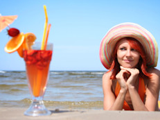 Es cierto que hay que mantenerse hidratado, pero las tragos frutales no son la mejor opción para lograrlo... una piña colada puede llegar a tener 500 calorías y un daiquirí, hasta 800. La suma de azúcar y alcohol no es beneficiosa para el organismo...