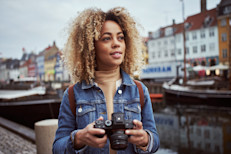 Este es un hobby multipropósito que puede ayudar a relajarte, fomentar tu creatividad, o registrar aspectos de tu vida. Según señalan los expertos, la fotografía aumenta la sensación de bienestar y aleja problemas como la ansiedad o la depresión. Lo mejor de todo es que no necesitas equipos costosos o locaciones fascinantes para poder practicarla.