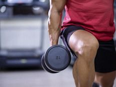 Los ejercicios con mucha carga pueden empeorar los síntomas. Si hay dolor, evita las sentadillas con barra, press de hombros, abdominales tradicionales y extensión de tríceps. Debes entrenar con un peso adecuado, que permita hacer de 8 a 12 repeticiones por serie sin mucho esfuerzo.