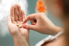 No debes tomarlos si: tienes problemas de salud o si estás tomando medicamentos recetados o de venta libre (OTC). Algunas hierbas pueden causar efectos secundarios graves si se mezclan con aspirina, anticoagulantes o drogas para la presión arterial. Debes evitarlos si estás embarazada o amamantando, si te van a operar, si tienes menos de 18 años o más de 65 años. Y pocos suplementos se han probado en niños.