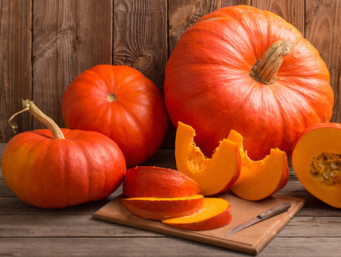 Los frutos, flores y semillas de las calabazas, también llamadas zapallos o auyamas, tienen propiedades únicas, además de un incomparable sabor que las transforma en opciones más que atractivas para completar tus platillos. Conoce aquí cuáles son sus bondades para aprovecharlas al máximo.