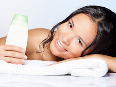 Así como la piel, el cabello también es el reflejo de nuestra alimentación. Un pelo opaco, reseco o quebradizo, es señal clara de un déficit vitamínico, mineral o proteico. Nuestra melena crece aproximadamente 1 cm cada mes, y la base para ese crecimiento son los nutrientes de la dieta. Cuanto más sana sea, más fuerte y saludable crecerá.