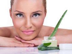 El Profesor Ivan Danhof, de la Universidad de Texas, mostró que la aplicación de gel de aloe vera en la piel aceleraba la creación de fibroblastos que producen el colágeno, proteína que controla el proceso de envejecimiento de la piel. Su contenido en minerales y vitaminas como la C, E y el betacaroteno, la hace especialmente útil en la lucha contra el envejecimiento cutáneo debido a una excesiva exposición al sol, actuando como reparador.