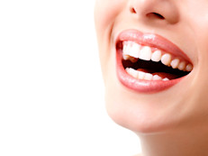 Por otra parte, la saliva también puede contribuir en la limpieza en el interior de la boca al enjuagar los dientes. Aunque esta actividad es sorprendente, nunca va a reemplazar el gran trabajo que realiza el cepillo y la pasta dental, que sin lugar a dudas es la mejor opción.