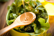 Una dosis diaria de 1 ⅔ cucharadita de aciete de cártamo puede mejorar los niveles de colesterol, grasa abdominal, detener la glucosa en sangre, la sensibilidad a la insulina y la inflamación. Las altas concentraciones de grasas saludables y la vitamina E que posee, son los responsables de estos beneficios.