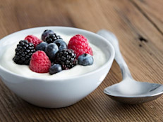 En esta categoría encontramos arándanos, frutillas, moras y frambuesas, bayas ricas en fibra, vitaminas y minerales. Entre sus compuestos destacan los polifenoles y las antocianinas, que ayudan a prevenir la diabetes gracias a que mejoran la absorción de la glucosa. También son ricas en antioxidates que ayudan a combatir la inflamación producto de la diabetes.