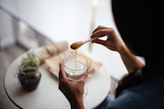 Para aprovechar las propiedades del té de Ceilán, es importante respetar las temperaturas y tiempos de infusión para cada tipo: te negro entre 75 y 90 °C (167 y 194 °F) y entre 3 y 4 minutos de infusión, té verde entre 70 y 80 °C (158 y 176 °F) y entre 1 y 2 minutos de infusión, y té blanco entre 75 y 85 °C (167 y 185 °F) y entre 3 y 5 minutos de infusión. Aunque lo ideal es beberlo puro, por su sabor intenso se aconseja añadir algo de leche o algún edulcorante hasta familiarizarte con esta infusión.P