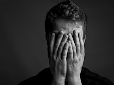 ¿Te ves fácilmente sobrepasado por cosas como luces brillantes, olores fuertes, tejidos ásperos, o sirenas cerca? ¿Te agitas cuando tienes muchas cosas que hacer en una corta cantidad de tiempo? ¿Durante días atareados, necesitas estar en algún lugar donde puedas tener privacidad y aliviarse de la situación? ¿Descubres que es de alta prioridad programar tus cosas? ¿Sientes que las cosas te afectan más que a los demás?