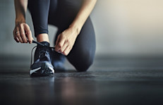 Para que la caminata sea más intensa se puede aumentar la velocidad, mover los brazos vigorosamente y también agregar pesas de mano. Solo recuerda comenzar de menor a mayor, para adaptar a tu cuerpo y evitar posibles lesiones.