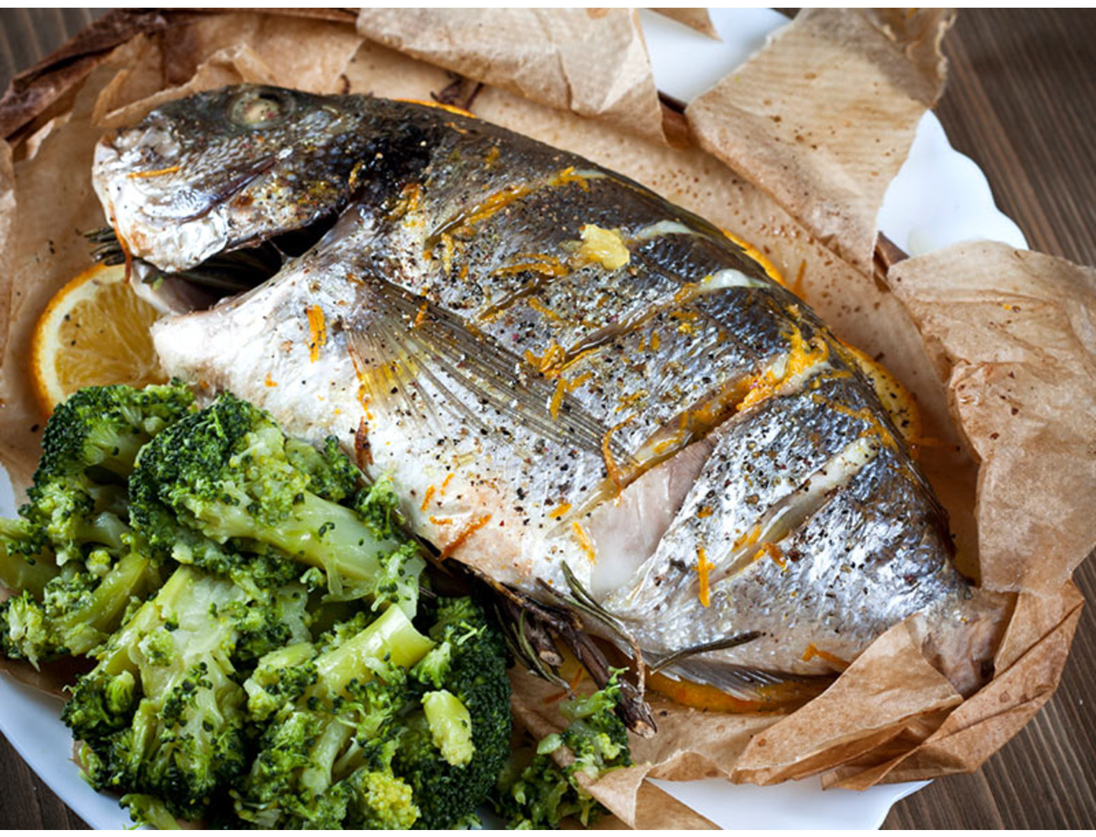 Rico en minerales y vitaminas, el pescado es un alimento con tantas proteínas como la carne, aunque también es una de las mejores fuentes de ácidos grasos Omega 3. Su consumo se asocia a beneficios que van desde una buena salud cardiovascular, hasta una mejor función cognitiva. Aquí te contamos cuales son las mejores opciones para que incluyas en tu dieta: