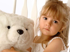 Otros rasgos muy típicos de los trastornos TEA son cuando el niño se mece como autómata, realiza un movimiento de aleteo con sus manos o gira en círculos. No se trata de un movimiento aislado, aclara la Autism Society, sino de una conducta a repetición, que llama rápidamente la atención de los padres o personas cercanas.