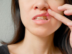 Los labios son unas de las partes más sensibles de la piel.
La parte del cerebro responsable de la detección del contacto se llama corteza somatosensorial y se encuentra en la parte superior del cerebro, en un área llamada circunvolución postcentral.
