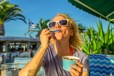 Un recipiente de 5.3 onzas de yogur griego natural sin grasa contiene 15 gramos de proteína. La investigación sugiere que la proteína es aún más saciante que la grasa o los carbohidratos. Por lo tanto, puede ser un aliado estratégico en términos de control del apetito y pérdida de peso.