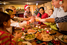 Según el Consejo de Control de Calorías de Estados Unidos (CCC), una cena festiva típica puede llevar una carga de 3,000 calorías. Si meriendas y comes la cena tradicional con pavo y sus aderezos, equivale a  más del doble de la ingesta diaria promedio de calorías y casi más del triple de grasa (que puede equivaler a comer tres barras de mantequilla).