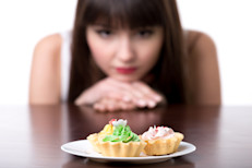 Comes cuando estás aburrida, estresada o triste y en lo único que piensas en es comer? Sé consciente de tus alimentos, y come solamente cuando en verdad tengas hambre. Prueba tomar un vaso de agua cada vez que quieras comer un bocadillo por antojo.