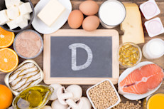 Para aumentar tu consumo diario de vitamina D puedes exponerte aproximadamente 10 minutos a la luz solar (consulta a tu médico por antecedentes de cáncer de piel), consumir alimentos fortificados, como cereales o yogures, e incluir pescados magros, como salmón, atún y bacalao, y sus aceites, ricos en ácidos grasos Omega 3. 