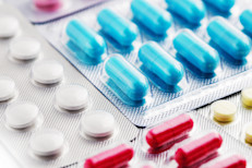 Es la prescripción de drogas por vía oral o inyectable, aunque pueden tener efectos en otras partes del cuerpo, además de la piel. Por los riesgos potenciales que acarrean, sólo son recetadas por especialistas en pacientes con psoriasis severas, extendidas y resistentes a otros tratamientos.