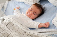 Los bebés de entre 3 y 12 meses necesitan dormir de 14 a 15 horas diarias, ya que su rápido desarrollo físico y mental necesita del apoyo del sueño. Cuando un bebé no duerme lo suficiente, él o ella pueden llorar constantemente e incluso gritar. Hay remedios naturales para ayudar a un bebé a dormir rápidamente, como un baño de agua tibia.