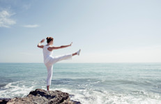 El Tai Chi se ejecuta con un alto grado de concentración y presta especial atención a la respiración profunda. Mejora el equilibrio, la coordinación y la flexibilidad. Previene la aparición de dolores lumbares y problemas de columna vertebral. Al aprender a respirar mejoras el sueño y te relajas tanto física como mentalmente