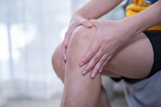 Si a menudo te duelen las rodillas, podrías tener osteoartritis, una pérdida progresiva de cartílago en los extremos de las articulaciones que puede causar rigidez e inflamación. Según informan los expertos, las personas muchas veces recurren a tratamientos incorrectos que pueden complicar aún más esta afección. Aquí te contamos cuales son las mejores formas de fortalecer las rodillas y aliviar este problema: