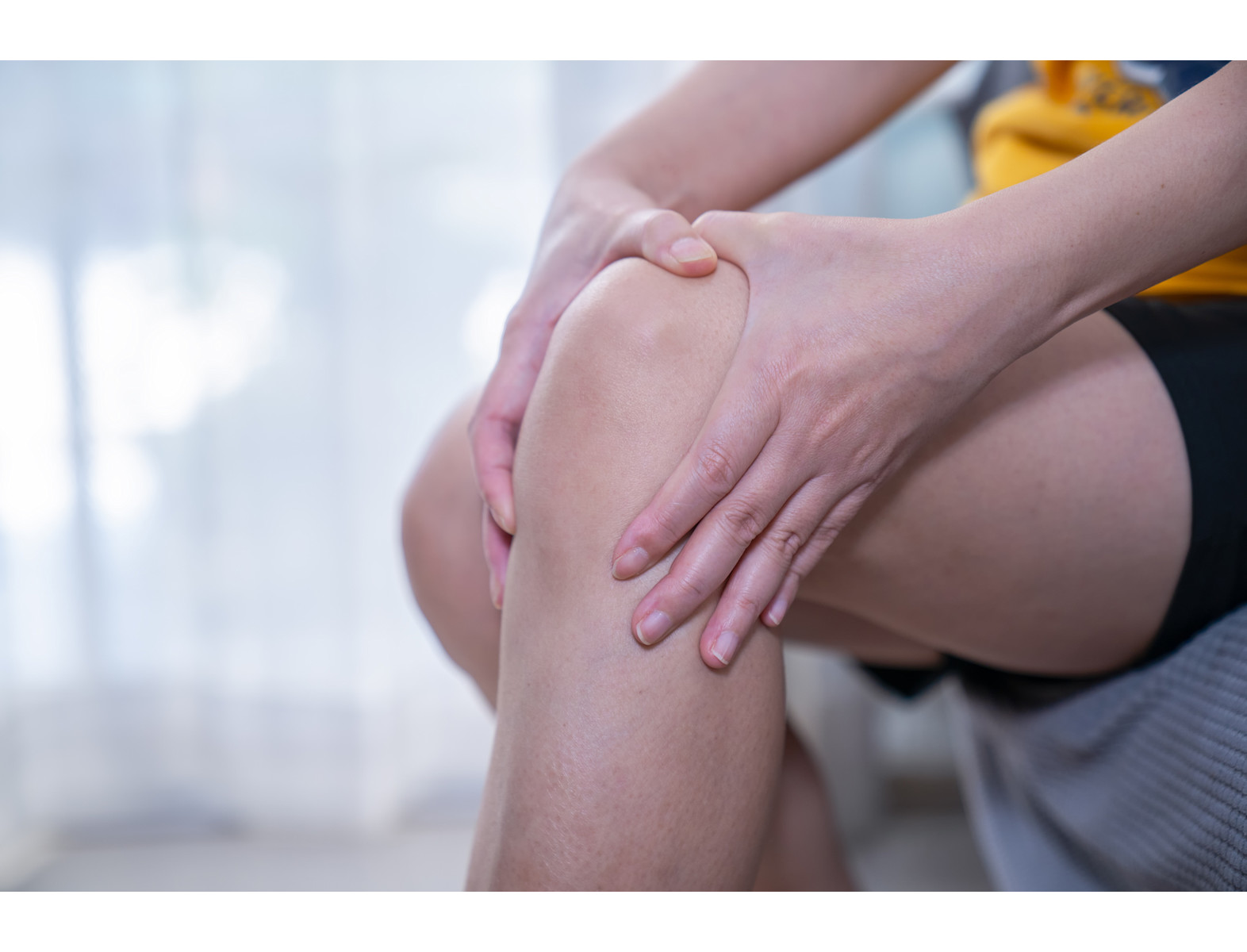 Si a menudo te duelen las rodillas, podrías tener osteoartritis, una pérdida progresiva de cartílago en los extremos de las articulaciones que puede causar rigidez e inflamación. Según informan los expertos, las personas muchas veces recurren a tratamientos incorrectos que pueden complicar aún más esta afección. Aquí te contamos cuales son las mejores formas de fortalecer las rodillas y aliviar este problema: