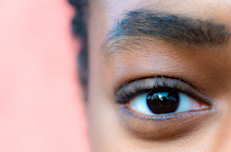 Los antioxidantes que se encuentran en el vino tinto y las uvas pueden inhibir el crecimiento de nuevos vasos sanguíneos, asociados con enfermedades oculares como la degeneración macular asociada con la edad o la retinopatía diabética.