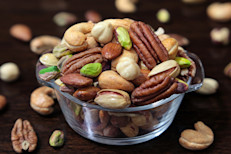 Los pistachos son los frutos de Pistacia vera, un árbol que pertenece a la familia Anacardiaceae que tarda entre 10 y 12 años en producir la primera cosecha. Los pistaches no son estacionales, por lo que se encuentran disponibles durante todo el año. Además, son frutos secos, esto significa que comparten un rasgo en común con las nueces, almendras, o castañas, entre otros, y es que menos de la mitad de su composición está conformada por agua.