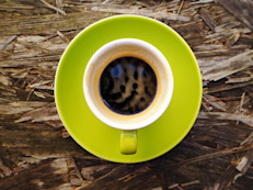 El equipo distribuyó en ratones, pequeñas dosis de EHT y de cafeína, y observaron que por separado las dosis no eran efectivas. Pero luego al administrarlas conjuntamente, hallaron que potenció el efecto de un catalizador que previene la acumulación dañina de proteínas en el cerebro. La relevancia de este descubrimiento se debe a que actualmente los tratamientos para el Parkinson se centran en tratar sus síntomas, pero no son eficaces protegiendo el cerebro o deteniendo la enfermedad. 
