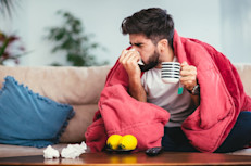 Si es posible, permanece en tu casa y no vayas al trabajo, a la escuela ni a hacer compras o trámites cuando tienes gripe. Es una medida simple pero importante que ayuda a prevenir la propagación de tu enfermedad hacia otras personas.