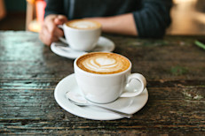 El café se vinculó con un mayor riesgo de inflamación cuando se lo consume en exceso. Las pautas federales alimentarias informan que un consumo saludable de café negro se encuentra entre dos y tres tazas diarias, cada una de 235 ml. La cafeína también puede encontrarse en el té, muchos refrescos, y bebidas energizantes o deportivas. 