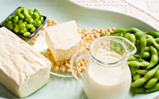 Ofrecen dudas, por lo que sería mejor evitarlos por completo hasta lograr el control del dolor de cabeza. Luego prueba los siguientes productos de a uno: leche de soya, harina de soya, tofu simple y aceite de soya, y observa si te provocan migraña. Qué evitar: salsa de soja, miso, tempeh, hamburguesas de soya, productos con concentrado de proteína de soja, miel y mostaza.