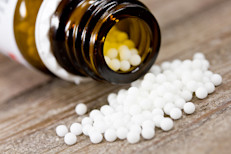 La árnica tiene efectos curativos, pero solo se recomienda para uso externo, debido a que es significativamente tóxica si se ingiere oralmente. Puede producir irritación en la boca, garganta y estómago, vómitos, diarrea, erupciones, falta de aliento, latidos acelerados y aumento de la presión arterial.