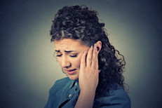 If the Eustachian tube is blocked, the ear cannot drain fluid. If bacteria grow in the fluid in the middle ear, the effusion can turn into a middle ear infection (acute otitis). This increases the pressure behind the eardrum and causes a lot of pain. It may need to be treated with antibiotics. 