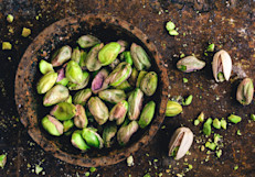 Los pistachos son una excelentes opción para obtener carbohidratos, proteínas, aminoácidos, grasas y fibra dietética. También son una rica fuente de minerales como calcio, fósforo, hierro, magnesio, potasio, sodio, y vitaminas, A, B, C, E y K. Por este motivo, es que su consumo se vincula con diferentes beneficios para la salud: