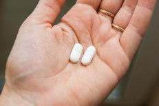 Aunque muchas veces se consume ibuprofeno y paracetamol de forma indistinta, los expertos advierten sobre su uso antiinflamatorio, analgésico y antitérmico. Mientras que el ibuprofeno se metaboliza en el cuerpo a través del riñón, el paracetamol lo hace desde el hígado. 