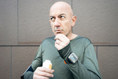 La mayoría de los ensayos que estudiaron los efectos de la vitamina C sobre los resfriados determinaron que su consumo no los previene y sólo reduce su duración levemente. Pero en las personas con estrés extremo, sí reduciría la incidencia de esta enfermedad. Pero cuidado, si se toma en concentraciones muy elevadas puede causar diarrea, náuseas y cólicos estomacales.