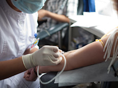 El principal tratamiento se llama de restitución y es una infusión o inyección intravenosa lenta de concentrados de factor de coagulación que pueden prepararse a partir de sangre humana (o combinada)  que corrige la ausencia o deficiencia del factor de coagulación. Existen dos tipos principales de tratamiento, la profilaxis y a pedido.