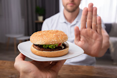 Hay alimentos y bebidas que desencadenan la acidez estomacal. Los más comunes son las frituras y grasas, la salsa de tomate, el alcohol, el chocolate, la menta, el ajo, la cebolla y la cafeína. Evite los alimentos que sabe que provocarán su acidez estomacal.
